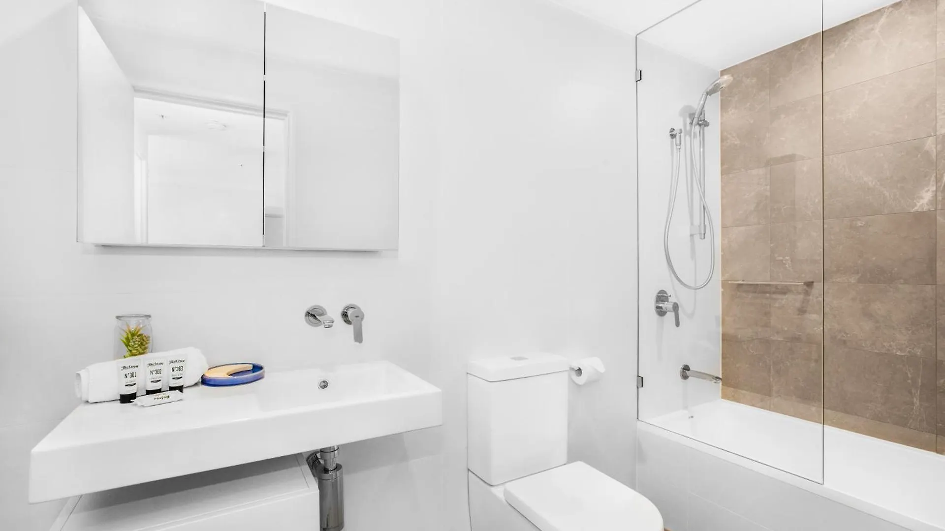 2-Bed Beach Apartment With Pool, Parking & Balcony Gold Coast